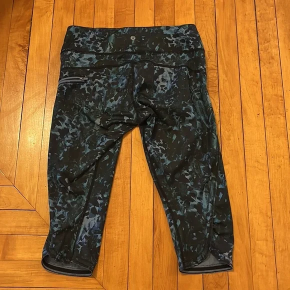 Lululemon Run: Top Speed Crop *Full-On Luxtreme
Floral Backdrop Blue Denim Multi - Picture 9 of 10